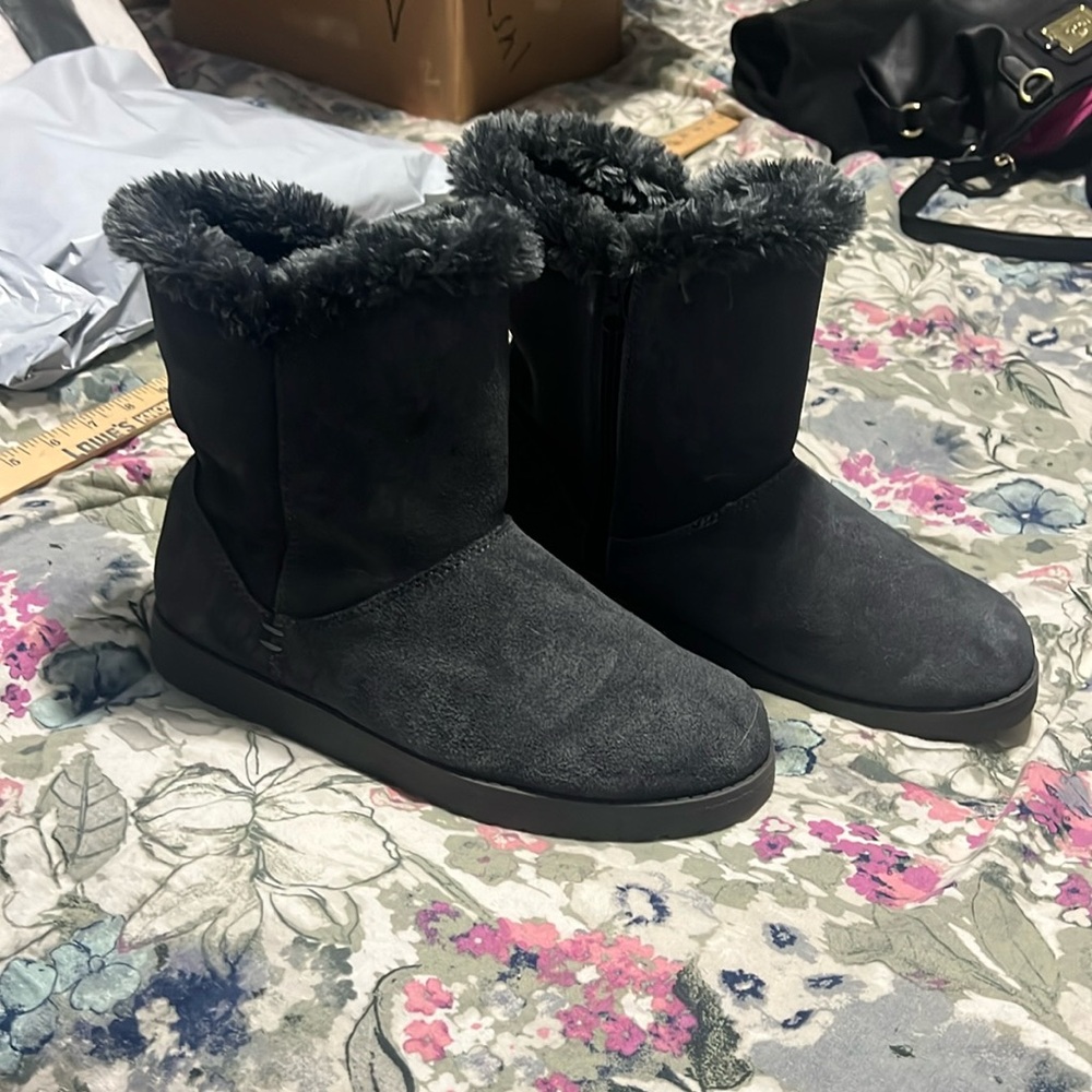 ⭐️ Faux fur lined booties